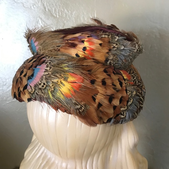 MAGNIFICENT AND UNIQUE 1950s MULTI COLORED PHEASANT FEATHER HAT WITH VELVET BOW main image 12